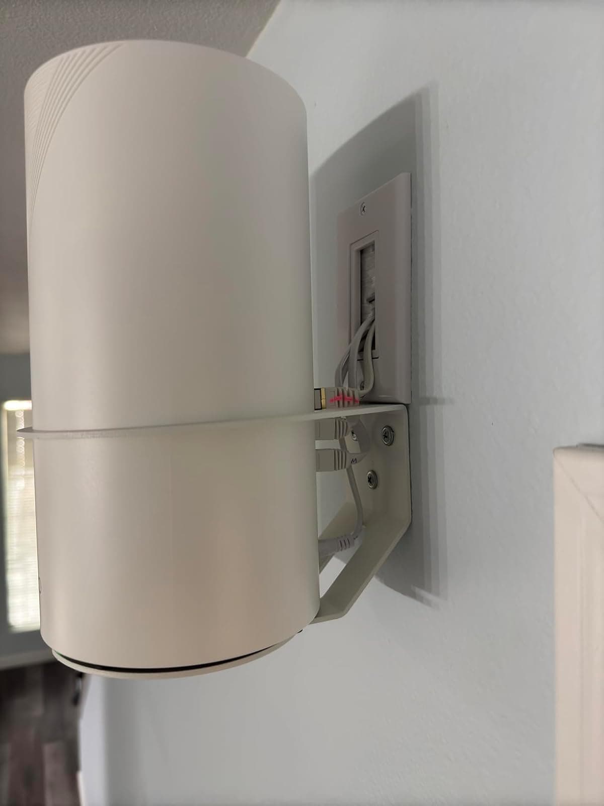 Compatible Wall Mount Deco WiFi 7 Wall Mount, Sturdy Metal Made Mount Stand Holder for Deco BE63/ BE65/BE10000 Mesh Wi-Fi 7 System Space-Saving Wall Hanging Bracket Holder Come with Cable Organizer