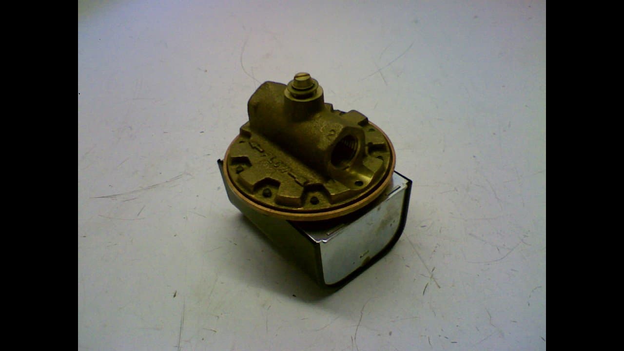 McDonnell & Miller FS-1 1/2" Flow Switch