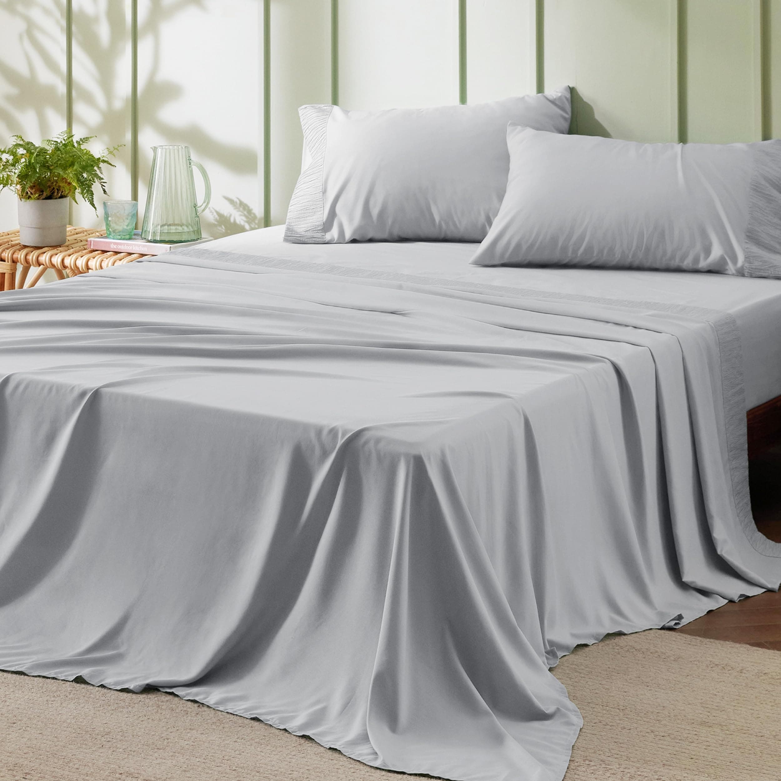 Bedsure Queen Sheet Set - 4 Pieces Soft Queen Size Sheets - Breathable & Cooling - Hotel Luxury - Easy Care Polyester Microfiber Bedding for Women, Men, Light Grey