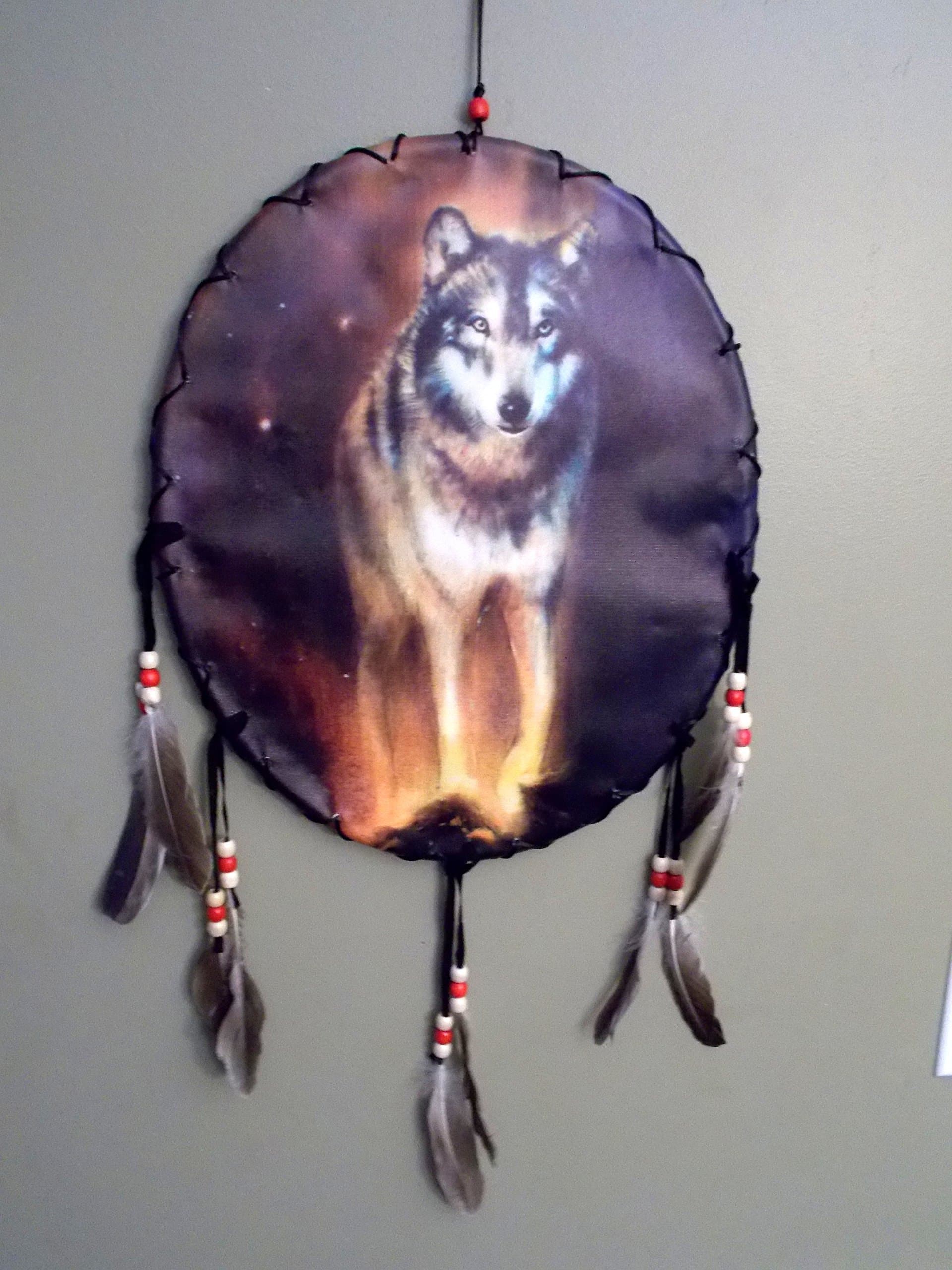 NEW LED BACKLIGHT LARGE GREY WOLF OVAL SHAPE DREAM CATCHER FEATHERS & BEADS 15" wide X 18" long x 32" tall