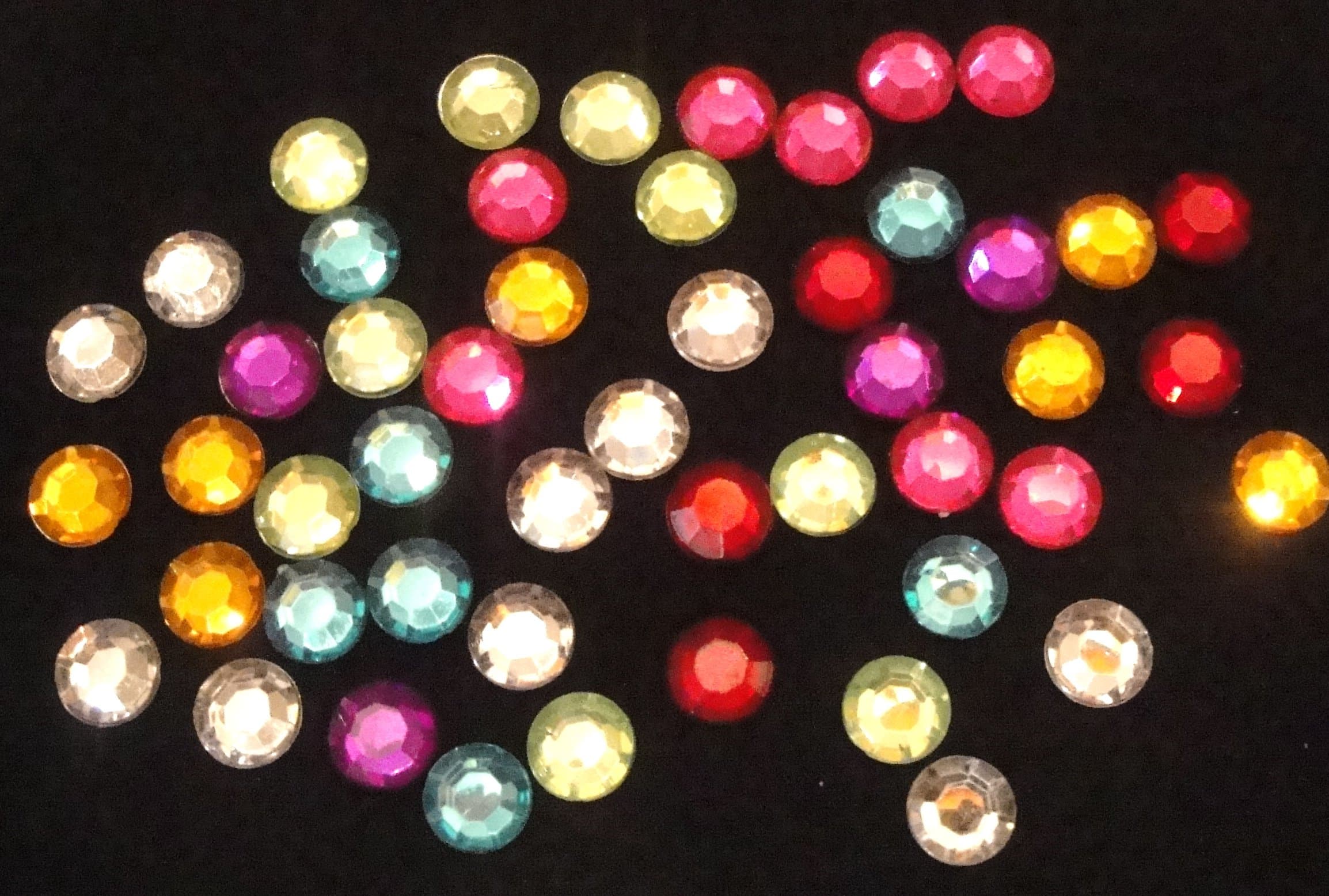 Tanday 750pcs 3mm Round Rhinestone Flatback -Assorted (Green , Teal , Red , Purple , Clear , Yellow , Fuschia)